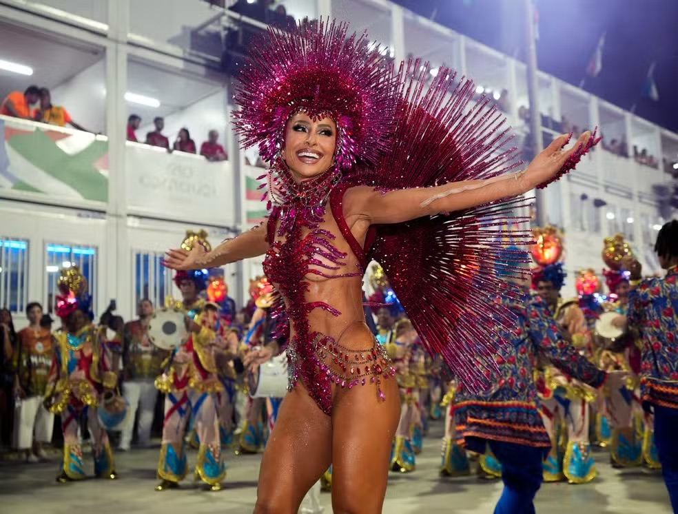 Carnaval 2024: veja como foi a segunda noite de desfiles das escolas de samba do Rio
