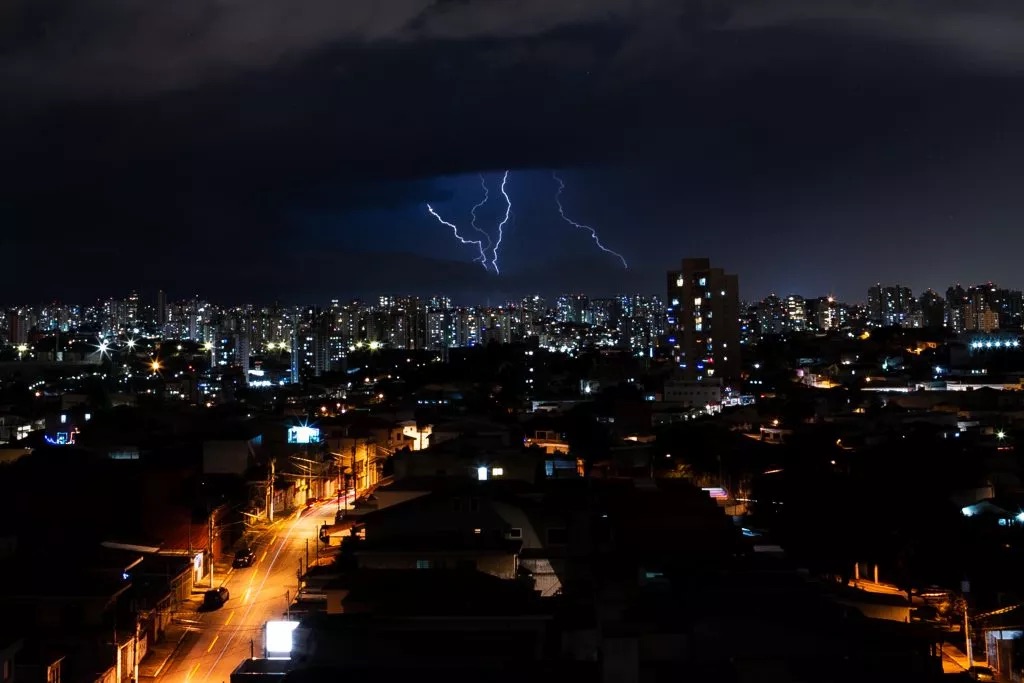 Chuva forte causa alagamentos em São Paulo e previsão aponta piora